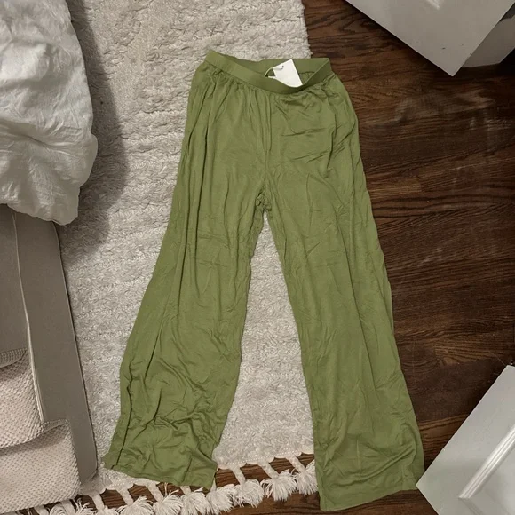 Brand new green lounge bottoms. Super comfy and flattering. - Picture 1 of 2